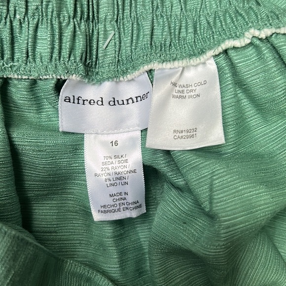 Alfred Dunner Sedona Color Mineral Green Capri Pants NWT - Picture 4 of 7